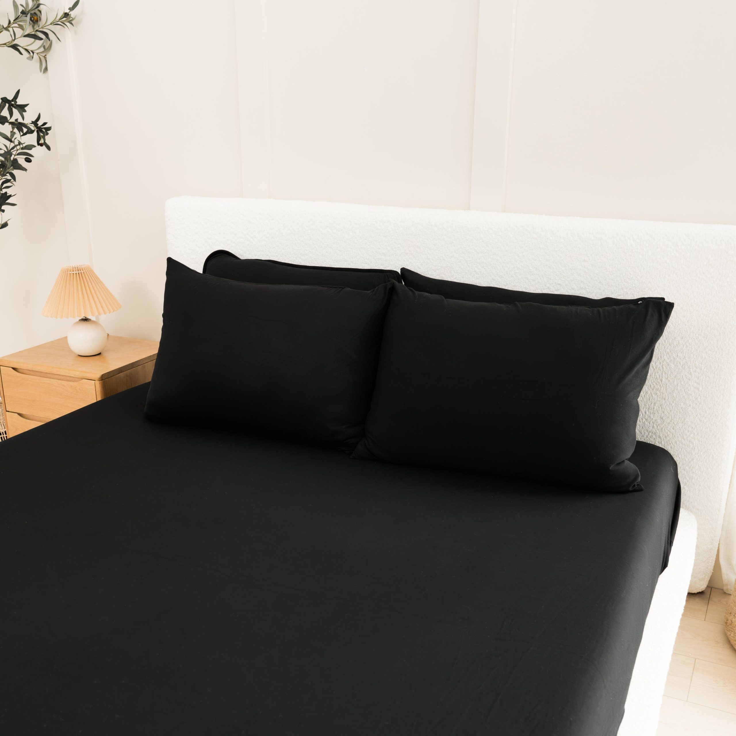 Fitted Sheet with Pillowcases in Midnight - Image 4